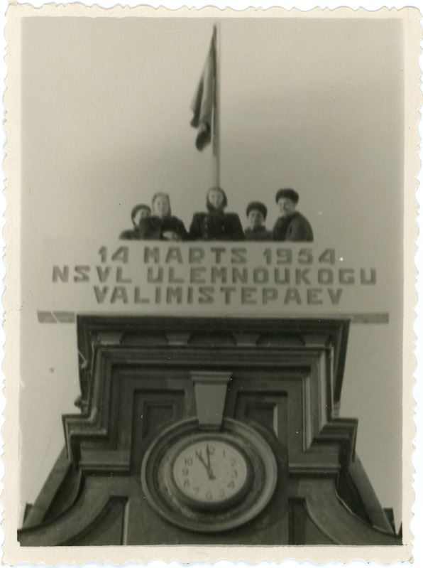 Haapsalu jaama töötajad NSV Liidu Ülemnõukogu valimiste puhul ehitud jaamahoone kellatornis, märts 1654