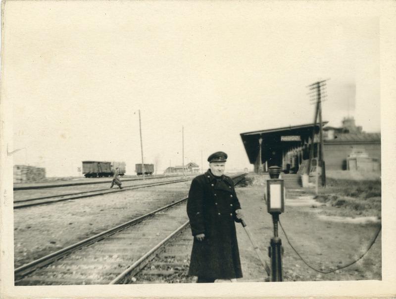 Jaamatöötaja Haapsalu jaamas pöörme nr 19 juures, 1950. aastad