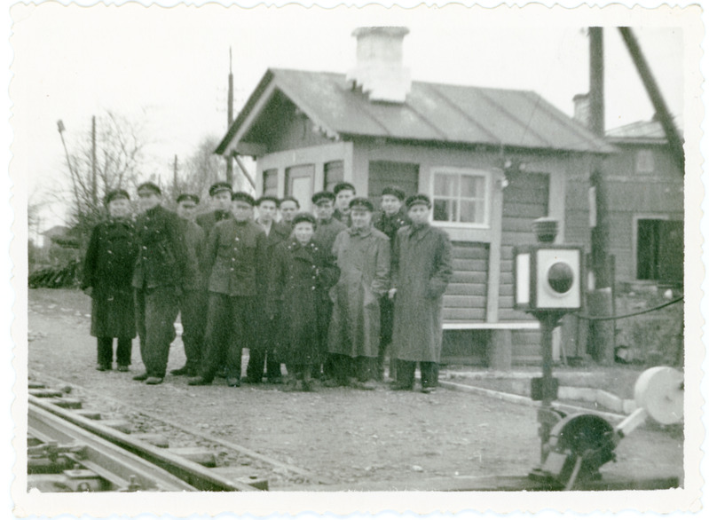 Rühm raudteelasi Haapsalu jaamas pöörmeposti nr 1 hoone ees, 1950. aastad