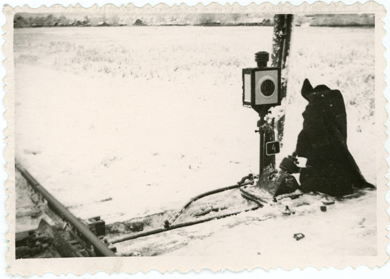 Vaade pöörme nr 4 seademehhanismile talvises Haapsalu jaamas, raudteelase sinel seadekangil, 1950. aastad