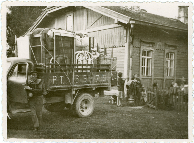 Kolimisauto Haapsalu jaamas ambulatooriumi juures, 1950. aastad