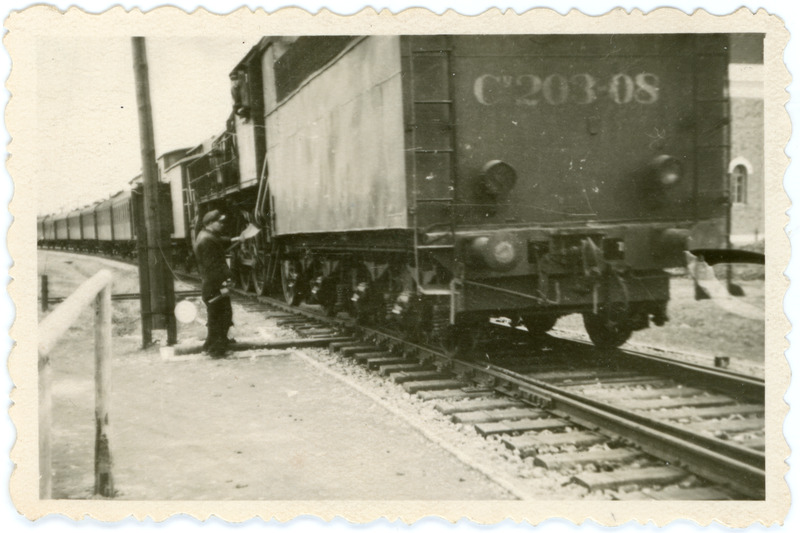 Auruvedur Su203-08 reisivagunitega Haapsalu jaamas veetorni juures, 1950. aastad