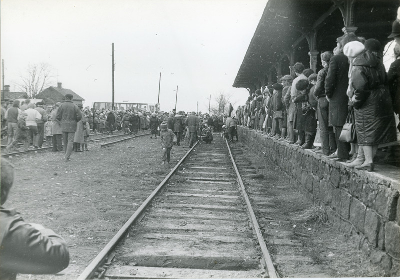 40 aastat märtsiküüditamisest: mälestusüritusel osalejad Haapsalu jaamas perroonil ja jaamateedel, märts 1989