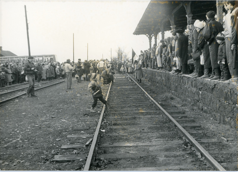 40 aastat märtsiküüditamisest: küünalde süütamine jaamateel mälestusüritusel Haapsalu raudteejaamas, märts 1989