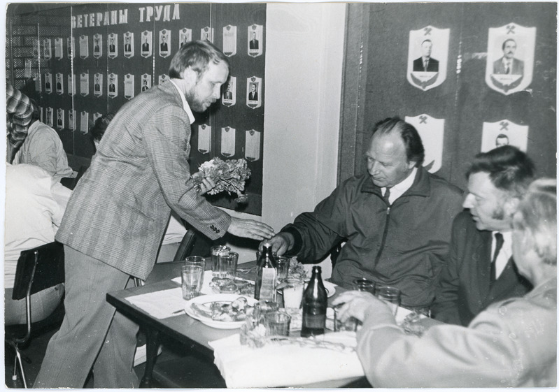 Pääsküla tsehhi 45. aastapäeva tähistamine: tsehhi ametiühingu esimees Eduard Sagaja elektrirongijuhtide Laane, Adamsoni ja Aasmanni laudkonna juures, 16. august 1991