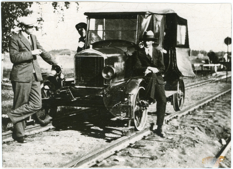Teemeistrid autokere baasil ehitatud laiarööpmelise mootordresiini juures, 1920.-1930. aastad