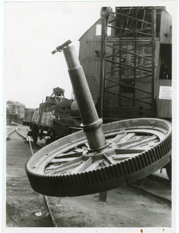Tallinna veduridepoo rattapaaride treipingi saatmine vanarauaks, raudteekraana detaili tõstmas, 1960.-1970. aastad