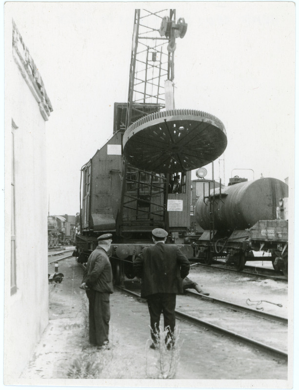 Tallinna veduridepoo rattapaaride treipingi saatmine vanarauaks, raudteekraana detaili tõstmas, 1960.-1970. aastad