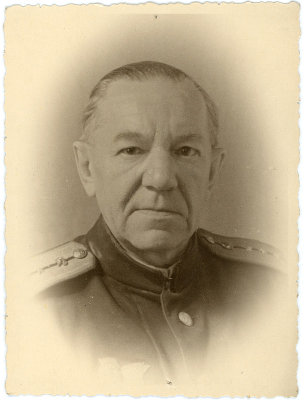 Eesti Raudtee finantsosakonna raamatupidaja, administratiivala insener-kapten Adamson, 1940. aastate II pool, portreefoto