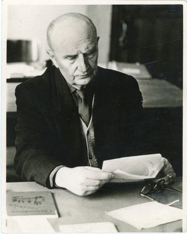 Kauaaegne raudteelane Herbert Juske lugemas, 1968