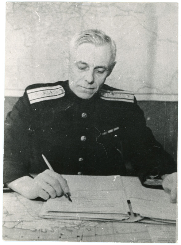 Eesti Raudtee ülema asetäitja kaadrite alal ja poliitosakonna ülem Pavel Timofejev kabinetis töötamas, 1940. aastate II pool