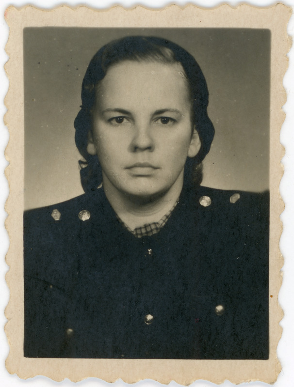 Tallinn-Väike reservi vagunisaatja Karin Laur, portreefoto, 1940. aastate lõpp