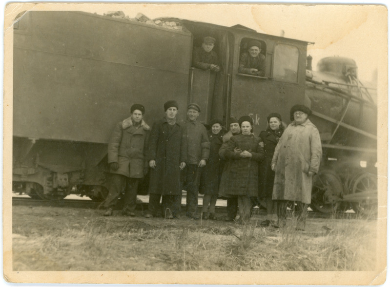 Rühm raudteelasi koos vagunisaatjatega auruveduri Sk 162 taustal, 1940. aastate lõpp - 1950. aastate algus