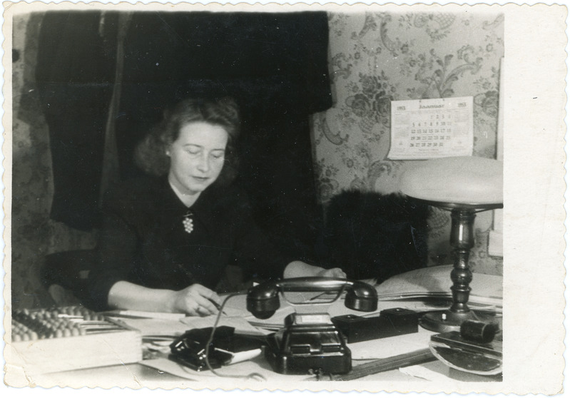 Eesti Raudtee Tallinna raudteekonna raamatupidaja töötamas, jaanuar 1953