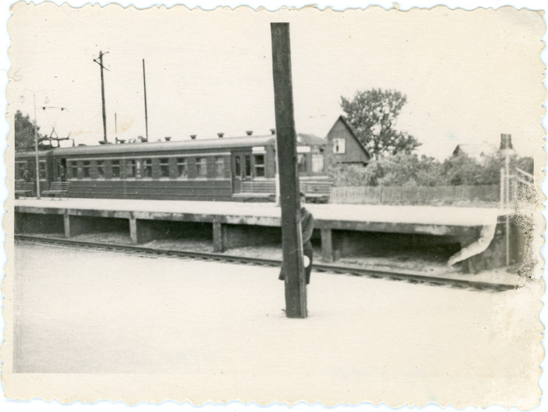 Elektrirong Sr3 Saue jaamas kõrge platvormi ääres, 1960. aastad