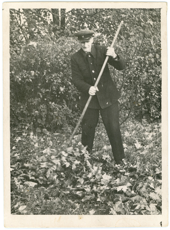 Saue jaamakorraldaja Eerik Taniloo (1914-1999) lehti riisumas, 1960. aastad