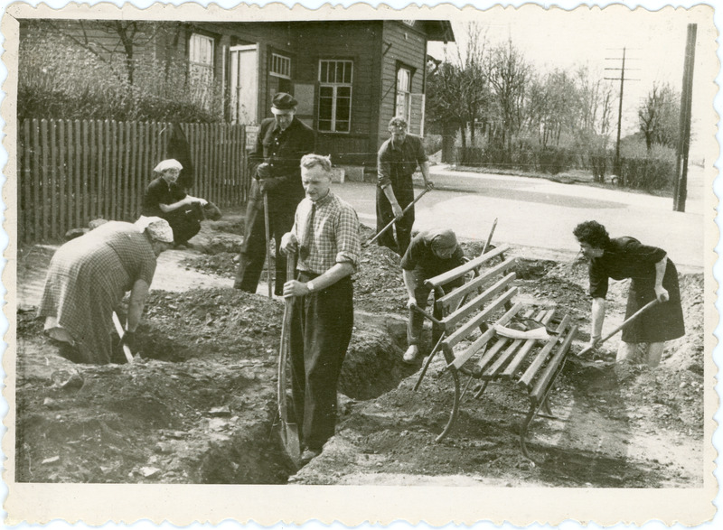 Hoogtöö Saue jaamas, kaevetööd, esiplaanil labidaga jaamakorraldaja Eerik Taniloo, 1960. aastad