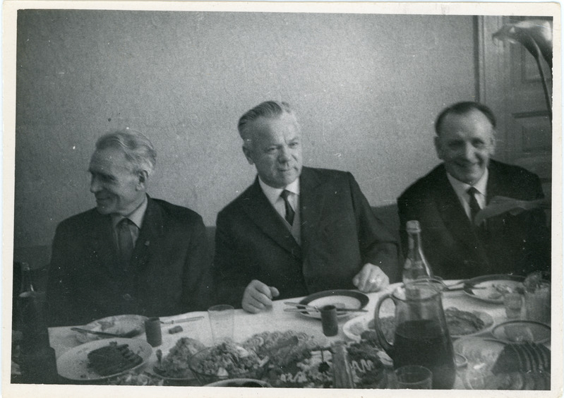 Nõmme jaamaülem Raud, liiklusrevident Vassili Kozõrev ja Haapsalu jaamaülem Heino Liht pidulauas, 1960. aastad