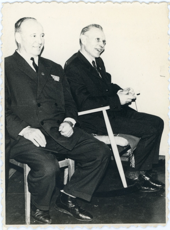 Eesti raudteekonna liiklusrevident Vassili Tšistjakov ja Nõmme jaamaülem Raud, 1960. aastad