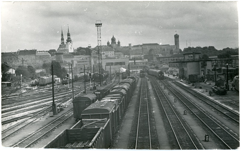 Tallinna jaam: vaade kaubavaguneile, jaamateedele ja rajatistele Kopli kaubajaamas, 25. juuni 1975, foto: Mihkel Ollino