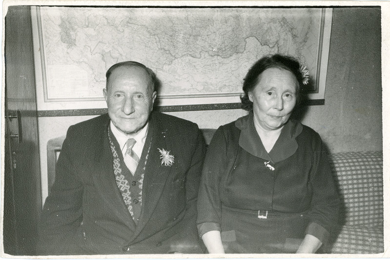 Kuldpulma tähistav endine Tallinna elektridepoo riistakambri lukksepp Anton Heinmaa koos abikaasaga, 1959, foto: Lembit Hanvere
