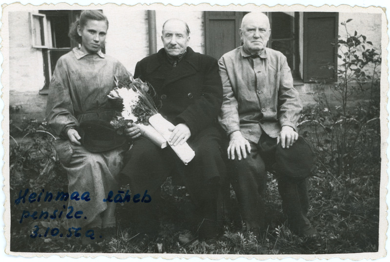 Tallinna elektridepoo riistakambri lukksepa Anton Heinmaa (keskel) vanaduspensionile saatmine, 3. oktoober 1956