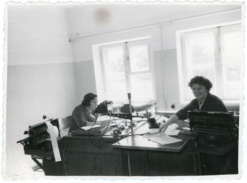 Raamatupidamine Pääsküla depoos: vasakul vanemraamatupidaja Vera Pavluhhina, paremal Antonina Hozinskaja, 1960. aastad