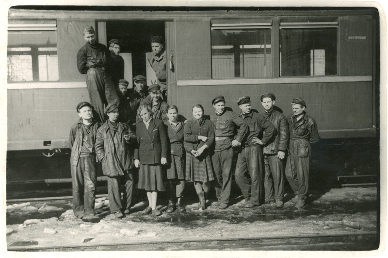 Tallinna Elektridepoo lukksepad elektrirongi EM167 vagunis ja selle ees, 1950. aastad