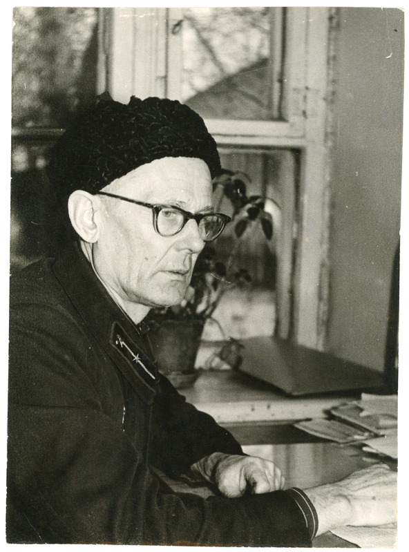 Tallinna Elektridepoo instruktor Johan Helend vedurimeeste ehk nn Joe majas töölaua taga, 1950. aastate II pool