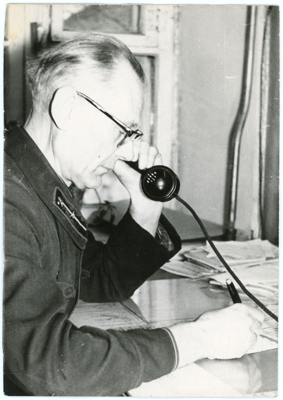 Tallinna Elektridepoo instruktor Johan Helend vedurimeeste majas helistamas, 1950. aastate II pool