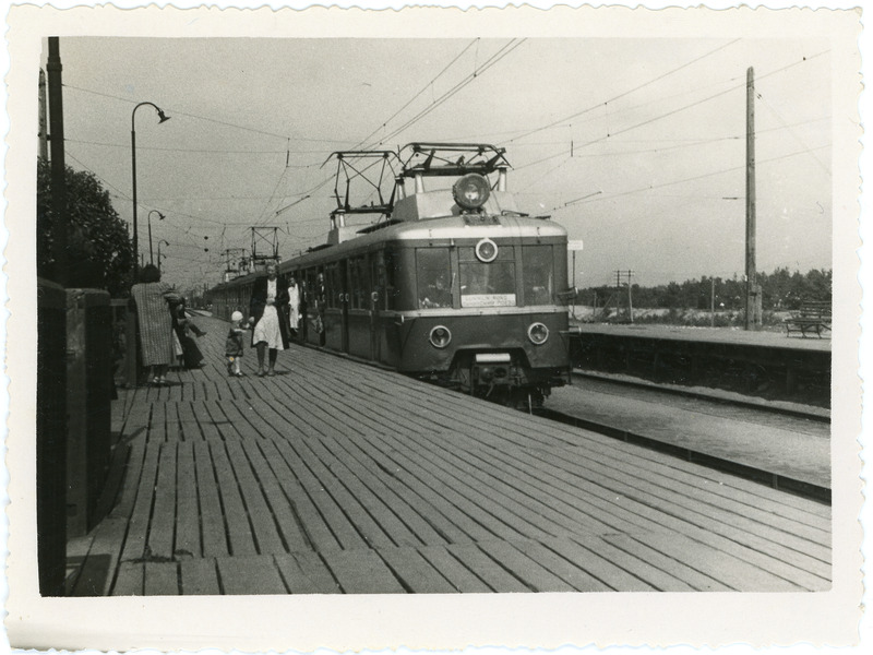 Luninlik rong: elektrirong EM167 Pääskülas 1. teel perrooni ääres, 1951, foto: Endel Härmat