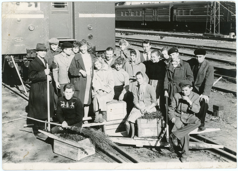 Grupp Tallinna elektridepoo territooriumi koristamisel osalenuid, 28.04.1961