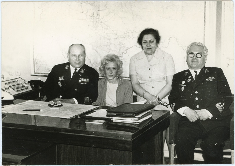 Eesti Raudteekonna ülem Aleksei Kotov koos kolleegidega oma kabinetis, paremalt esimene kaadriosakonna ülem Vladimir Tamm, tema kõrval raudteevalitsuse partorg Galina Gorn, 8. mai 1974, foto Mihkel Ollino