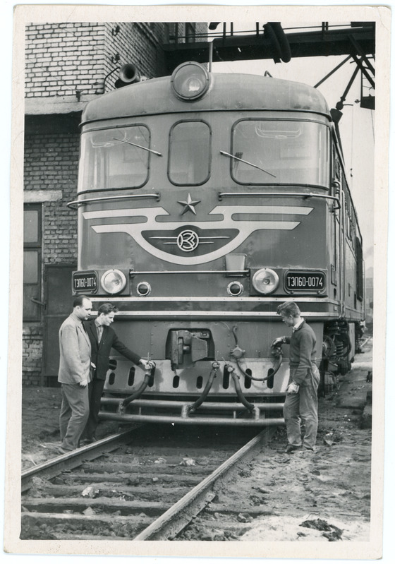 Heino Kauküla Linnakutsekooli nr 3 õpilastele Tallinna veduridepoo ekipeerimispunktis mootorvedurit TEP60-0074 tutvustamas, 1960. aastad