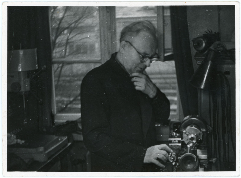 Kauaaegne side- ja signalisatsioonijaoskonna töötaja Erich Reinik töötoas, 1960. aastad
