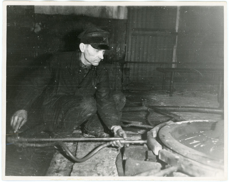 Tapa veduridepoo lukksepp Elmar-Voldemar Lannusalu enda leiutatud seadet kasutamas, 1960. aastad