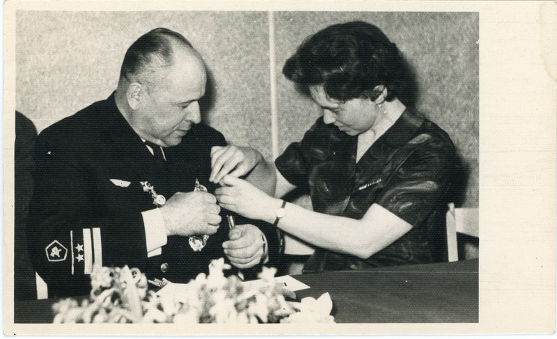 9. mai koosolek Eesti raudteekonna sõjaveteranidele: medali kinnitamine raudteeülem Aleksei Kotovi rinda, 1966