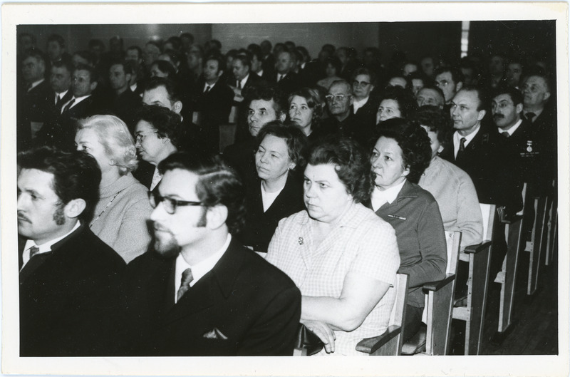 Eesti Raudteekonna tööeesrindlaste kokkutulek raudteelaste klubis Tallinnas: raudteelased saalis, 1973