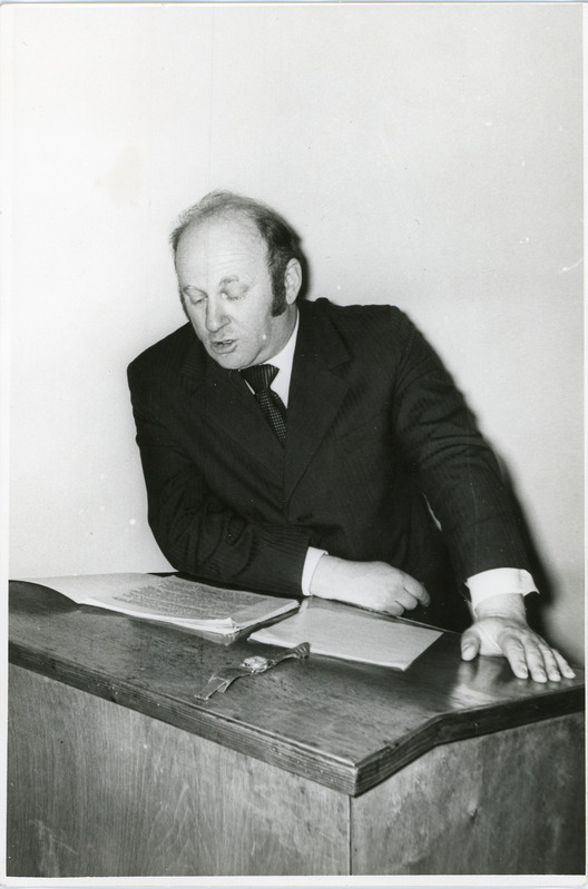 Eesti raudteekonna töötajate koosolek: ettekandega esineb kõnepuldis Aleksandr Menaker, 1970. aastad