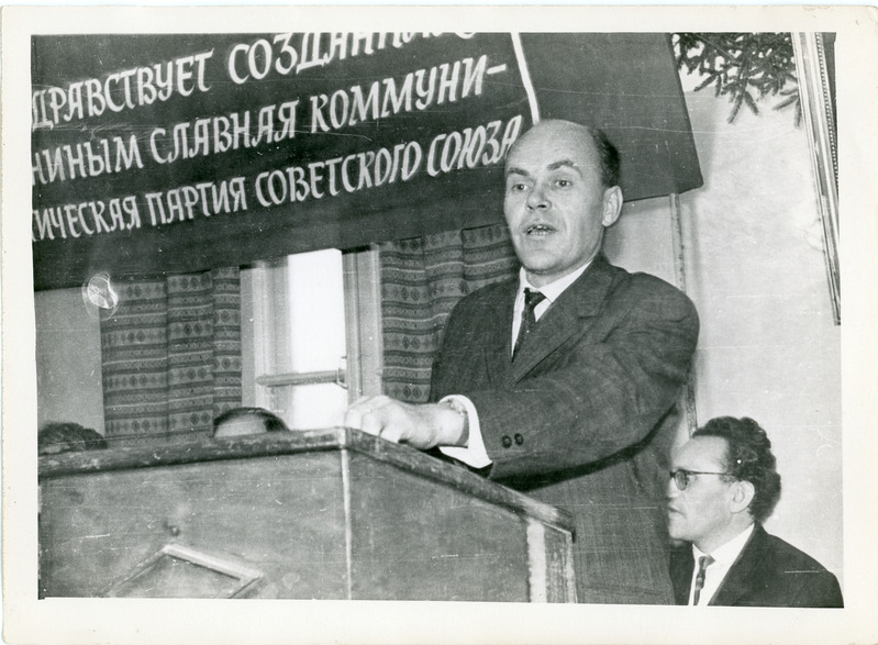 Rändpunalipu üleandmine Tallinna energiajaoskonna kollektiivile: kõnepuldis esineb Heino Roosma, 1964