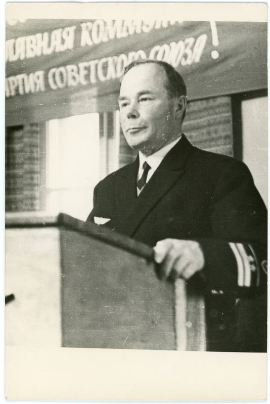 Rändpunalipu üleandmine Tallinna energiajaoskonna kollektiivile: Dmitri Stepanov kõnepuldis, 1964