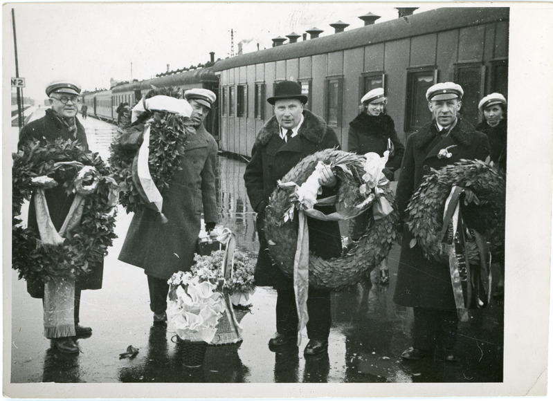 Raudteelaste kultuurharidusühingu Raudam segakoori liikmed reisirongi taustal Tallinnas Balti jaamas, keskel koorijuht Karl Leinus, aprill 1939
