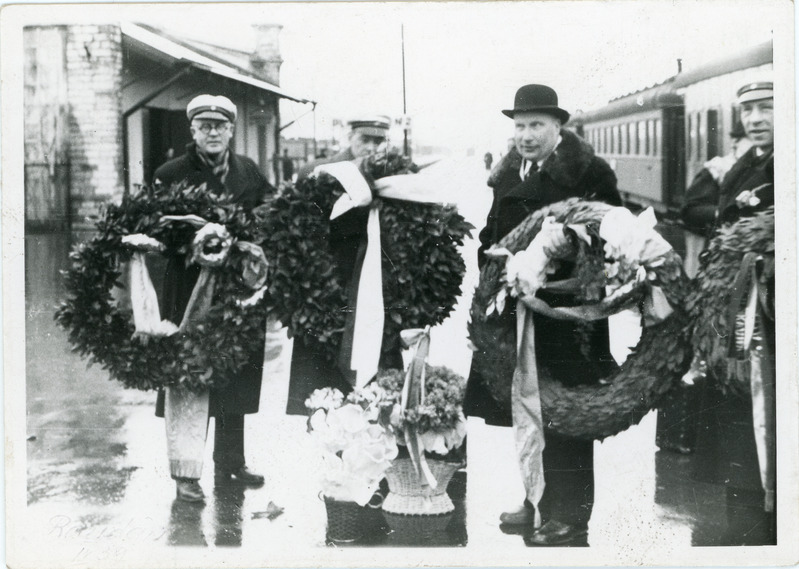 Raudteelaste kultuurharidusühingu Raudam segakoori liikmed Tallinnas Balti jaamas, paremalt teine koorijuht Karl Leinus, aprill 1939