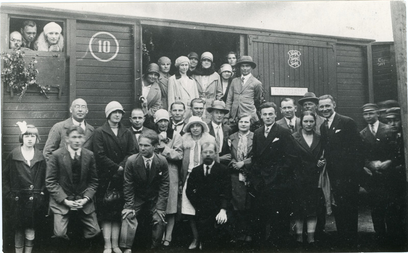 Raudteelaste kultuurharidusühingu Raudam liikmed ühingu nimesilti kandva kinnise kaubavaguni juures, ca 1929