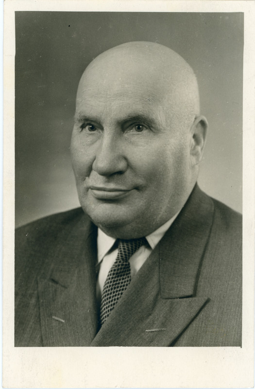 Koorijuht Karl Leinus, portreefoto, 1950. aastad, K. Leinuse pühendusega Erast Männikule