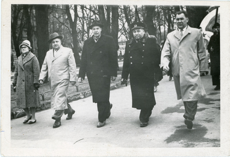 Viktor Korobko, Eesti Raudtee ülema asetäitja Ivan Varga, raudteeülem Aleksei Kotov ning Aleksander Sarap maiparaadil Tallinnas, 1. mai 1962