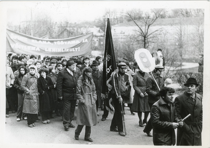 Eesti Raudteekonna töötajad maiparaadil: A. Müürisepa nim Kutsekeskkooli nr 3 esindus, 1. mai 1982, foto: Mihkel Ollino