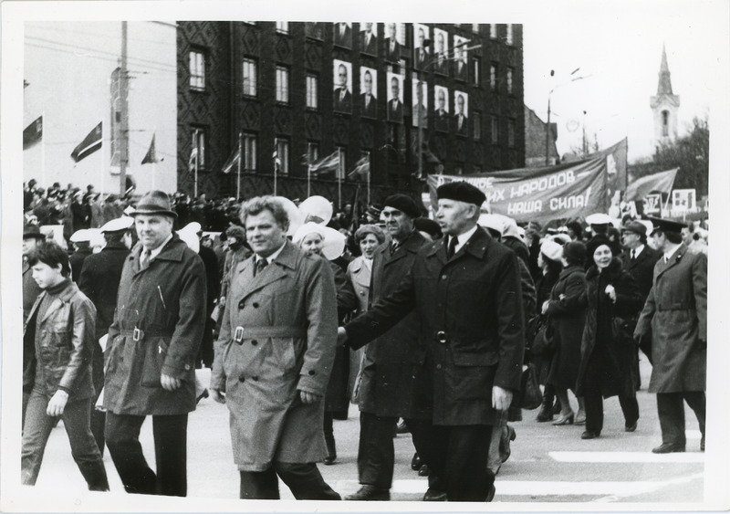 Eesti Raudteekonna töötajad maiparaadil: esindus Tallinnas Võidu väljakul, 1. mai 1982, foto: Mihkel Ollino