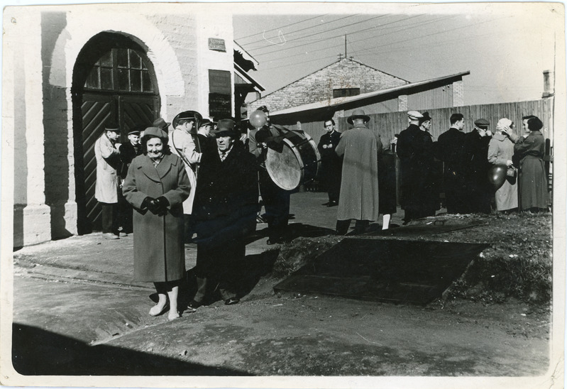 Maipühade paraadil osalejate kogunemine Tallinna elektridepoo õuel, 1950.-1960. aastad