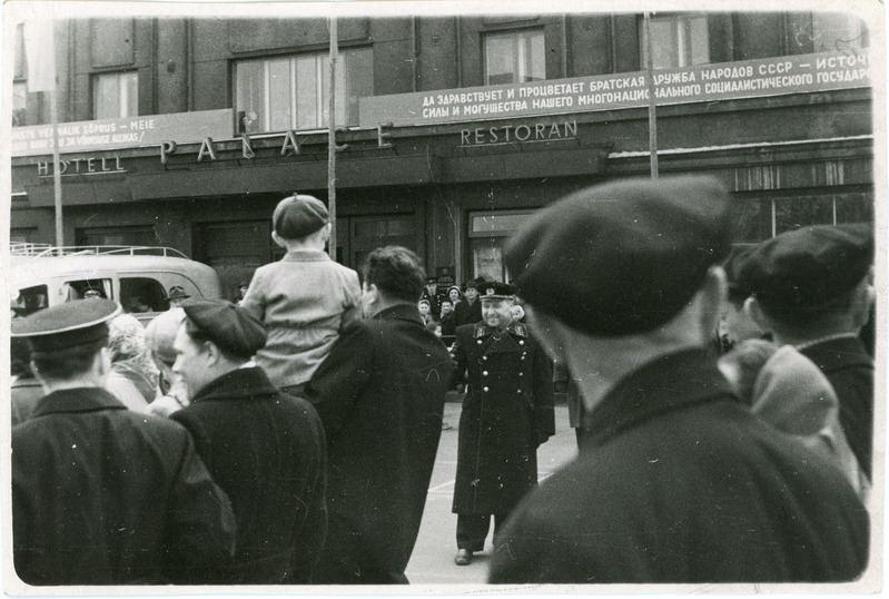 Demonstrandid Tallinnas Võidu väljakul hotelli Palace ees, keskel vormis Eesti Raudtee ülem Aleksei Kotov, 1960. aastate algus